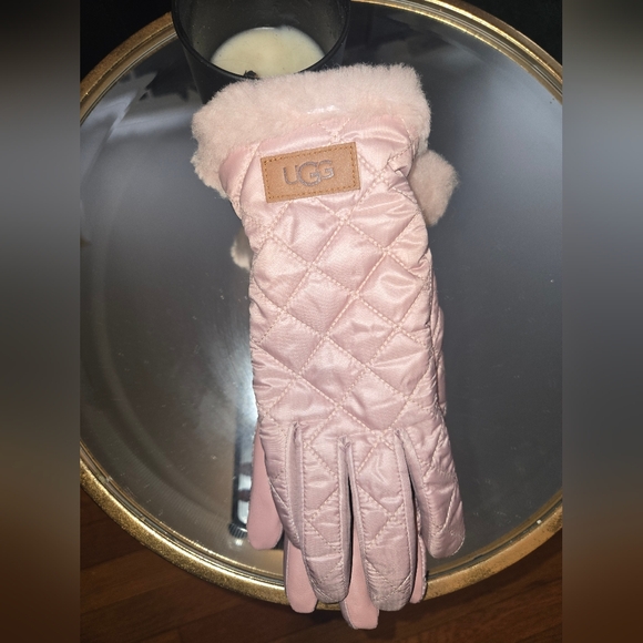 UGG Pink (Light Mauve) Quilted Gloves - Picture 1 of 4